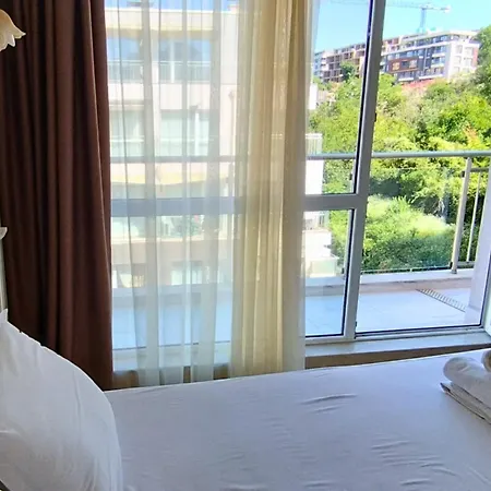 Apartman Peaceful Three-bedroom In Briz, By Flat Mаnаger