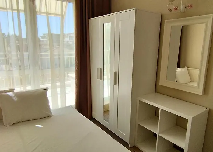 Peaceful Three-bedroom In Briz, By Flat Mаnаger 아파트